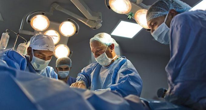 irakta-3-penisle-dunyaya-gelen-bebek-ameliyat-edildi_9671_dhaphoto1-680x365_c