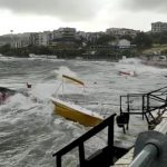izmir-de-firtina-etkili-oluyor-dikili-de-tekneler-batti_dc2d4