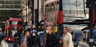 Kısıtlamaların bugün kakması beklenen İngiltere’de bilim kurulu üyeleri uyardı: Yeni varyant, insanların üçte birini öldürecek.