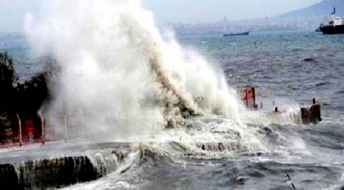 Lodos ve fırtına İstanbul’da okul tatil ettirdi!