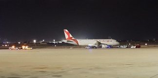 Fas hava yolu şirketine ait uçak acil iniş yaptı; Uçaktaki yolculardan 20 kadarı piste inerek kaçtı!