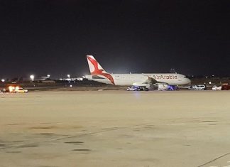 Fas hava yolu şirketine ait uçak acil iniş yaptı; Uçaktaki yolculardan 20 kadarı piste inerek kaçtı!