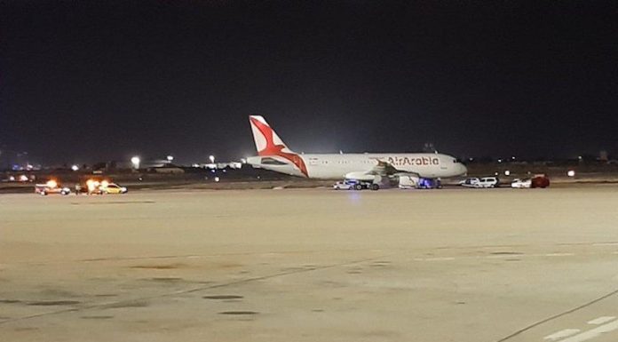 Fas hava yolu şirketine ait uçak acil iniş yaptı; Uçaktaki yolculardan 20 kadarı piste inerek kaçtı!