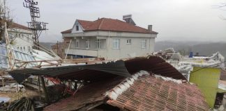 Lodos ve şiddetli rüzgar yüzünden Türkiye’de yaralanmalar meydana geldi; gemi karaya oturdu, çatılar uçtu, ağaçlar devrildi!