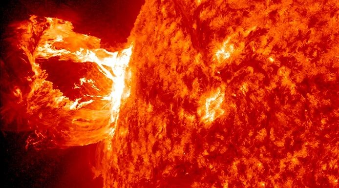 Geçen perşembe günü Güneş’teki dev jeomanyetik fırtına dün öğleden sonra dünyayı etkisi altına aldı.