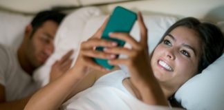 ‘Evli kadının gece yarısı başka bir erkeğe mesaj atması, Sadakatsizlik’