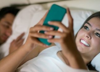 ‘Evli kadının gece yarısı başka bir erkeğe mesaj atması, Sadakatsizlik’