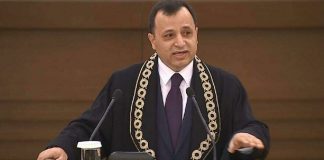 “Cübbeyle siyaset olmaz ancak cübbesiz yargılama da olmaz.”