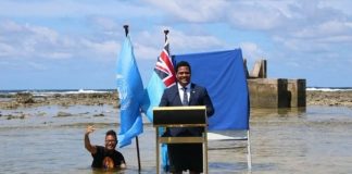 Dışişleri Bakanı suya girdi, sosyal medyada olay oldu!