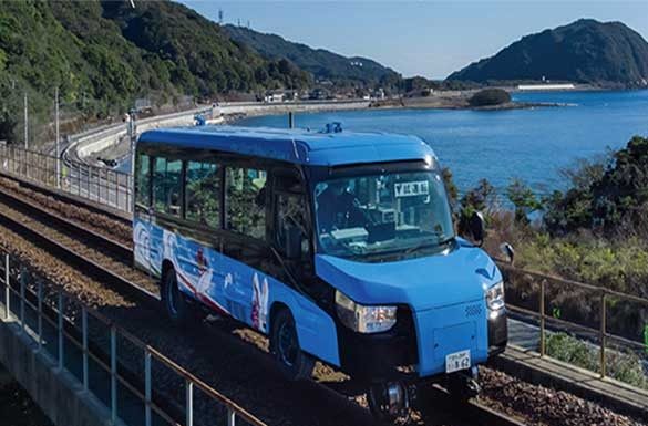 Japon işi; hem yolda hem tren rayında hareket edebilen araç!