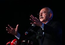 Kılıçdaroğlu, Hükümetten, 6 maddelik taleplerininin uygulanmasını; Marketlerden de 10 ürüne, zam yapmamalarını istedi.