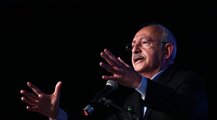 Kılıçdaroğlu, Hükümetten, 6 maddelik taleplerininin uygulanmasını; Marketlerden de 10 ürüne, zam yapmamalarını istedi.