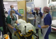 İngiltere’de 2 kişide Covid-19’un Omicron mutasyonu tespit edildi