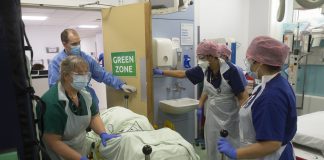 İngiltere’de 2 kişide Covid-19’un Omicron mutasyonu tespit edildi