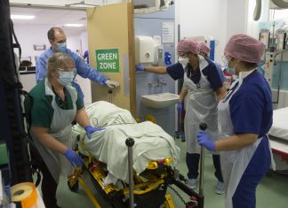 İngiltere’de 2 kişide Covid-19’un Omicron mutasyonu tespit edildi