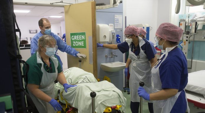 İngiltere’de 2 kişide Covid-19’un Omicron mutasyonu tespit edildi