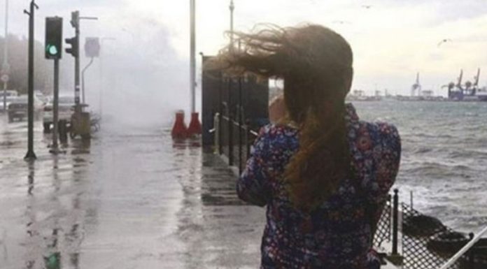 İstanbul’da Galata Üniversitesi de fırtına nedeniyle yüzyüze eğitim ve sınavlara yarın ara verdi.