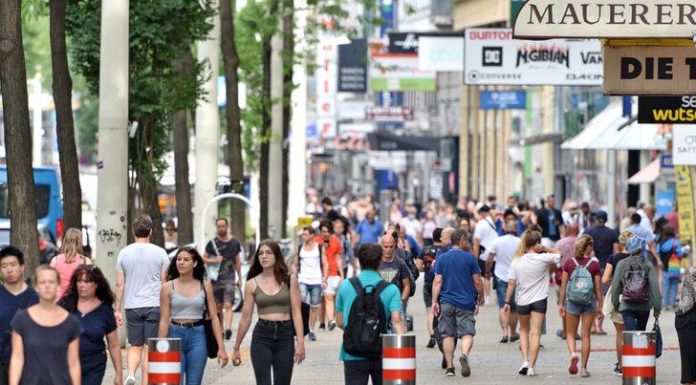 Bu bir ilk! Aşı olmayanlar sokağa çıkamayacak