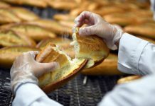 Mersin Belediyesi bedava ekmek dağıtmaya başladı.