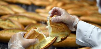 Mersin Belediyesi bedava ekmek dağıtmaya başladı.