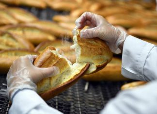 Mersin Belediyesi bedava ekmek dağıtmaya başladı.