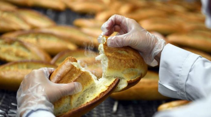 Mersin Belediyesi bedava ekmek dağıtmaya başladı.