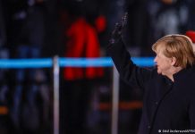 Almanya Merkel’i alkışlar ve şarkıyla uğurladı.