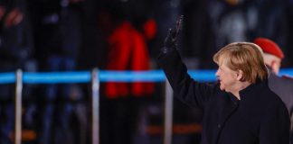 Almanya Merkel’i alkışlar ve şarkıyla uğurladı.