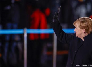 Almanya Merkel’i alkışlar ve şarkıyla uğurladı.