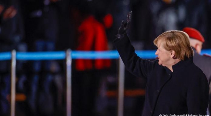 Almanya Merkel’i alkışlar ve şarkıyla uğurladı.