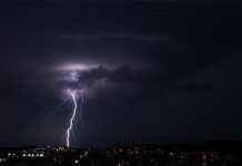 İstanbul’da fırtına ve yağış etkili oluyor; araçlar zarar gördü, direkler devrildi