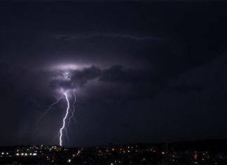İstanbul’da fırtına ve yağış etkili oluyor; araçlar zarar gördü, direkler devrildi
