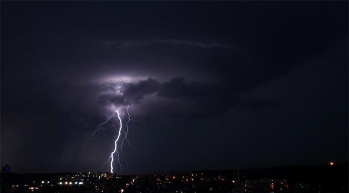 İstanbul’da fırtına ve yağış etkili oluyor; araçlar zarar gördü, direkler devrildi