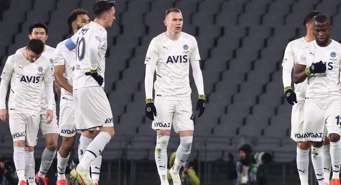Fenerbahçeli futbolcuların ortak görüşü: ” Bu akşam utanç vericiydi, 9 kişiyle oynayan bir rakibe karşı galip gelemedik”