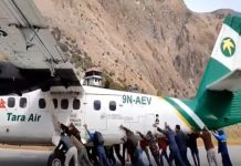 Yolcular pistte uçağı itti ;Video Viral oldu!