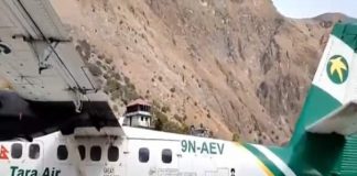 Yolcular pistte uçağı itti ;Video Viral oldu!