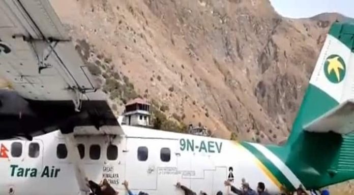 Yolcular pistte uçağı itti ;Video Viral oldu!