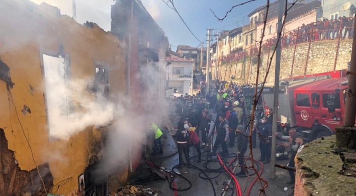 İzmir’de yangın dehşeti: 3 çocuk hayatını kaybetti