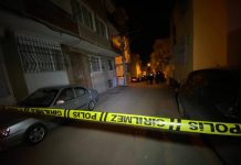 Çocuklarının gözü önünde karısını bıçaklayarak öldürdükten sonra evi ateşe verdi