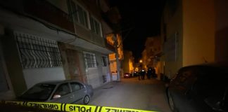 Çocuklarının gözü önünde karısını bıçaklayarak öldürdükten sonra evi ateşe verdi