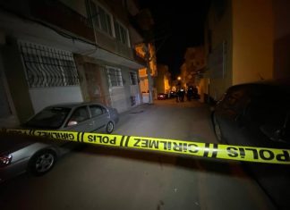 Çocuklarının gözü önünde karısını bıçaklayarak öldürdükten sonra evi ateşe verdi