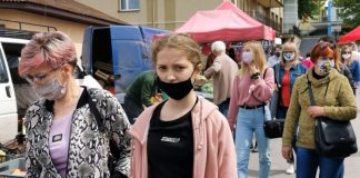 Polonya’da, eğitim kurumlarında uzaktan eğitime geçilecek; 3 meslek grubu zorunlu aşıya tabi olacak.