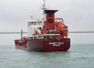 İstanbul Boğazı, tanker arızası nedeniyle gemi trafiğine kapatıldı.