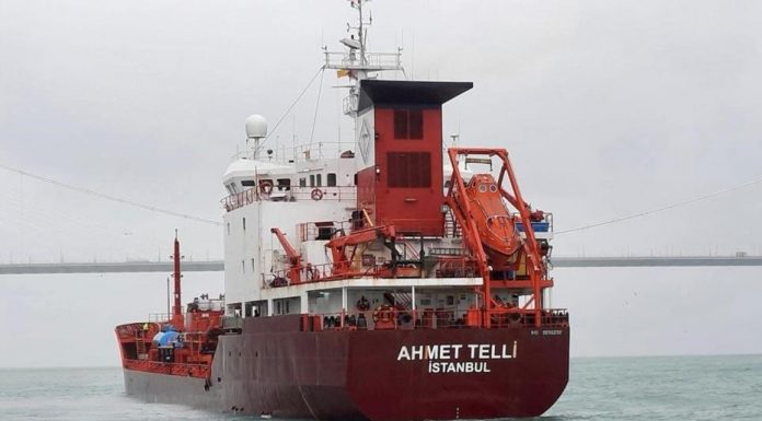 İstanbul Boğazı, tanker arızası nedeniyle gemi trafiğine kapatıldı.