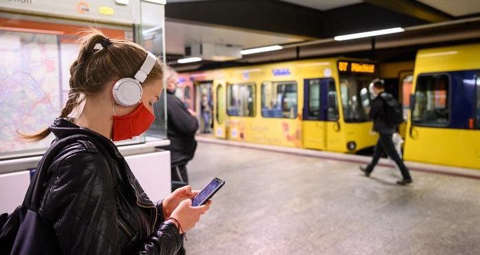 Almanya; Futbol maçları seyircisiz oynanacak, kültürel ve benzeri etkinlikler seyirci olmadan gerçekleştirilecek.