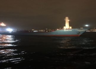 İstanbul Boğazı trafiği askıya alındı.