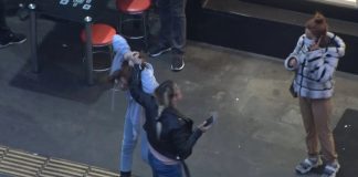 Annenin gazabı:Eve gelmeyen kızını saçından tutup götürmek istedi!