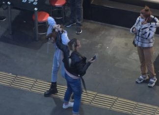 Annenin gazabı:Eve gelmeyen kızını saçından tutup götürmek istedi!