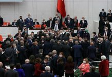 Vekiller yumruk yumruğa!