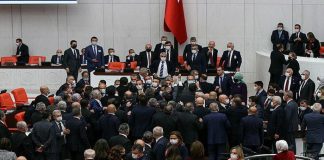 Vekiller yumruk yumruğa!